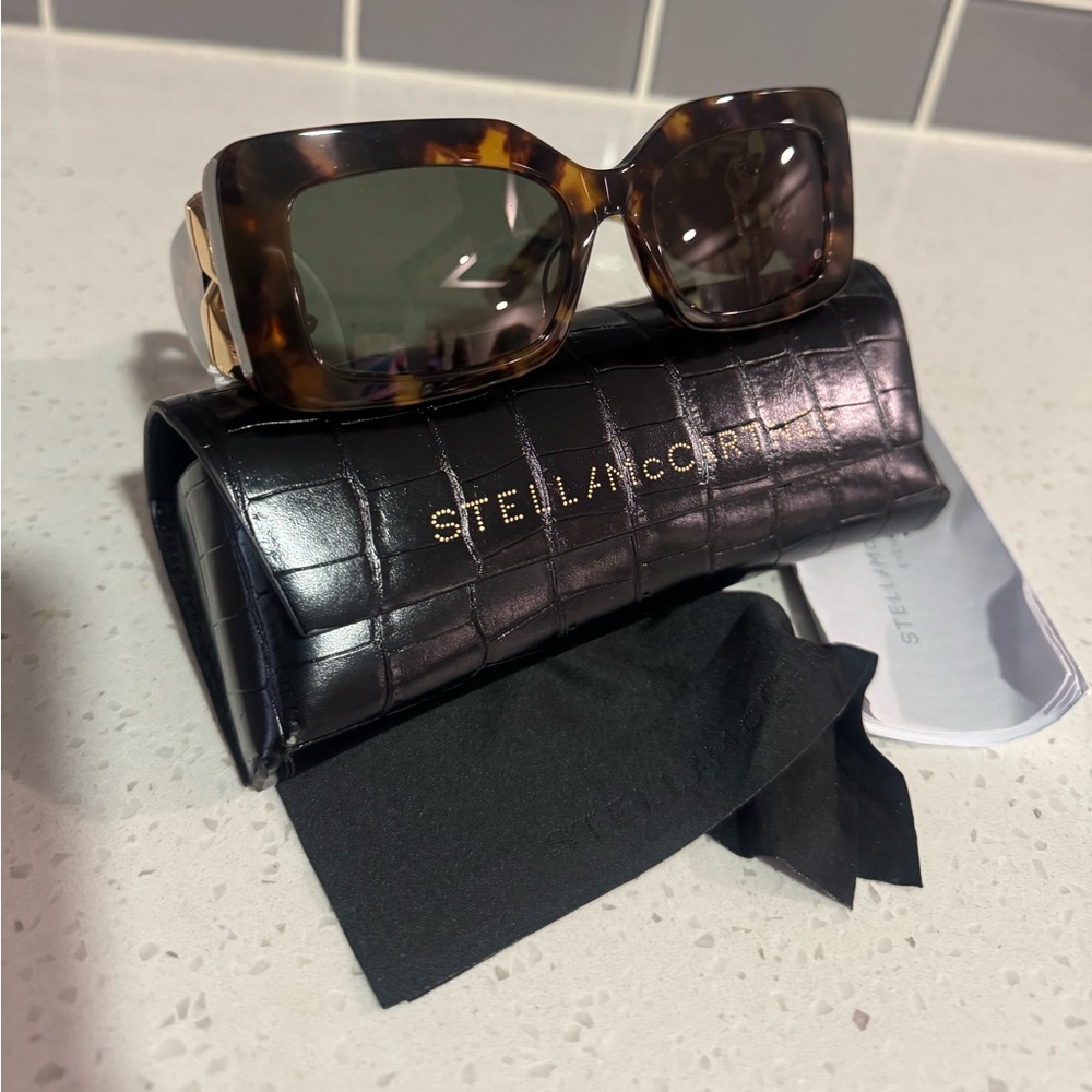 BIG SALE🫶Stella McCartney Tortoise Sunglasses with Gold Detail - Picture 14 of 16